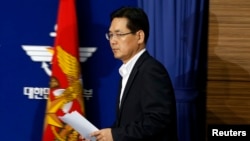 South Korea's Defense Ministry spokesman Kim Min-seok attends a briefing at the Defense Ministry in Seoul, Sept. 24, 2013. 