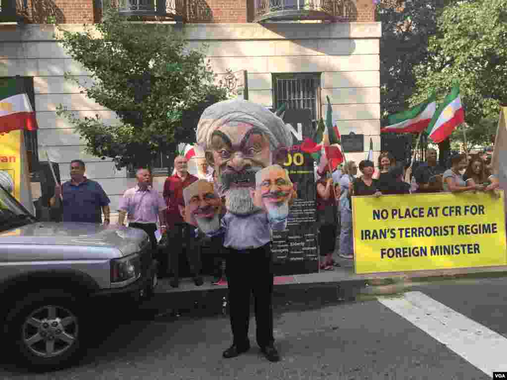 گروهی از مخالفان جمهوری اسلامی ایران در مقابل محل سخنرانی محمدجواد ظریف اعتراض خود را بیان کردند.