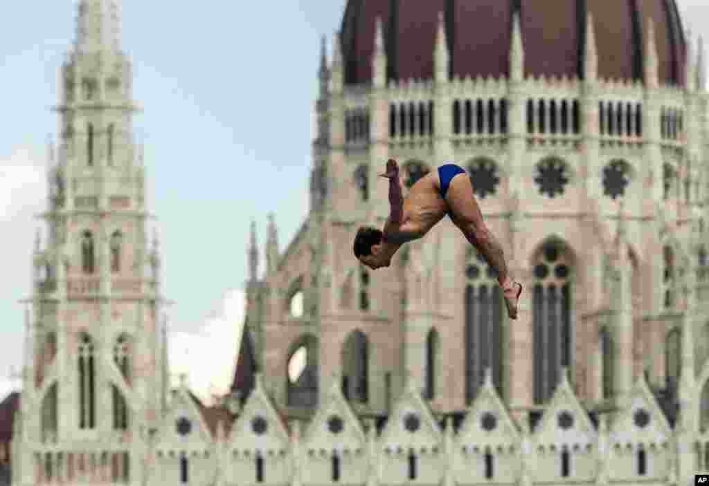 پرش شناگر فرانسوی از روی بلندترین سکوی پرش در مسابقات جهانی شنا در بوداپست مجارستان