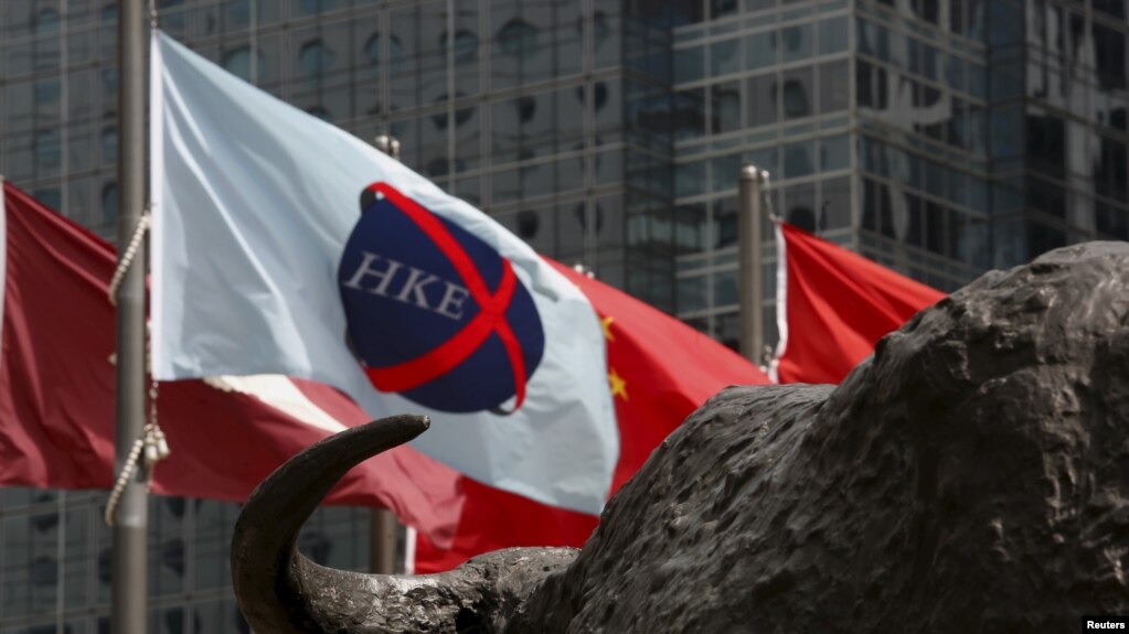 资料照：香港交易广场水牛雕塑前香港证券交易所的旗子在飘扬。（2015年5月28日）(photo:VOA)