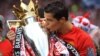 Cristiano Ronaldo mencium piala juara Liga Primer ketika masih bermain untuk Manchester United, 16 Mei 2009 (foto: dok). 