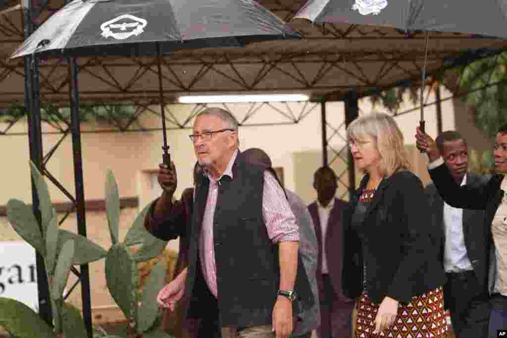 Zambian Acting President Guy Scott,&nbsp;accompanied by his wife Charlotte, casts his vote on election day in Lusaka, Jan. 20, 2015.