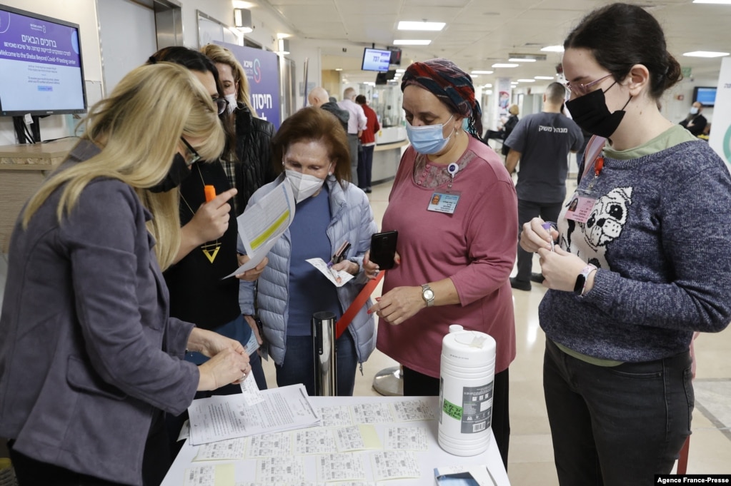 资料照片：在特拉维夫附近的舍巴医疗中心，员工志愿者排队接种第四针辉瑞-生物科技新冠疫苗。（2021年12月27日)(photo:VOA)