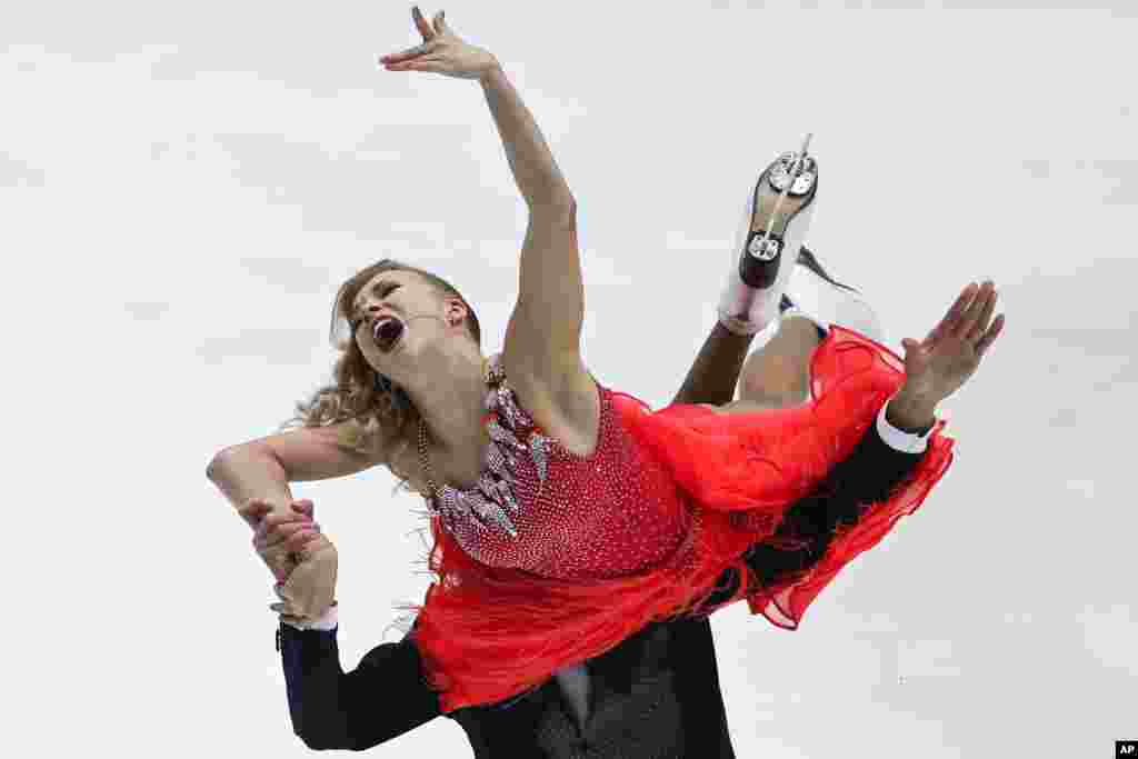 Vận động viên trượt băng người Nga Ekaterina Bobrova và Dmitri Soloviev trình diễn tại Giải Vô địch Trượt băng nghệ thuật Bắc Kinh, Trung Quốc, ngày 1 tháng 11, 2013.