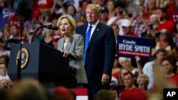 Archivo. El presidente Donald Trump observa a la senadora Cindy Hyde-Smith, republicana por Mississipppi, durante un acto de campaña en Southhaven, Mississippi, el 2 de octubre de 2018.