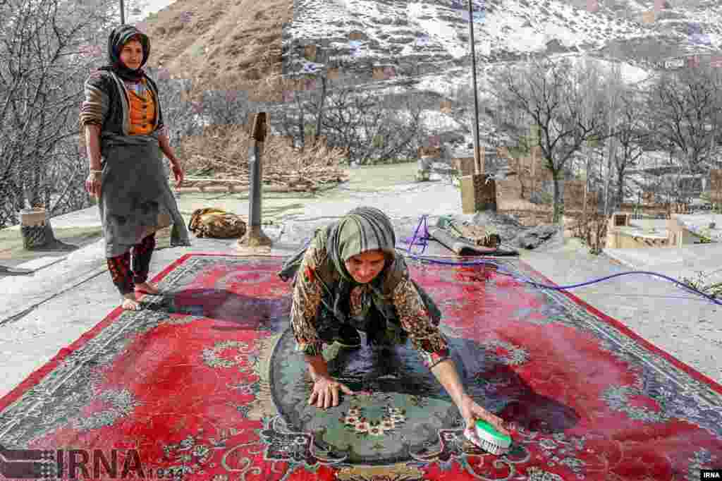 آیین سنتی خانه تکانی در روستای«اسفیدان» بجنورد خراسان شمالی عکس: وحید خادمی