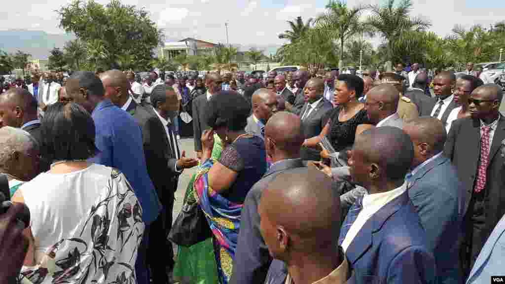 Plus d'un millier de personnes, ont assisté à la cérémonie en l'hommage de l'ex-président burundais, ke 16 mai 2016.