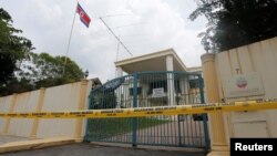 지난 2월 말레이시아에서 북한 김정은 국무위원장의 이복형 김정남 씨가 화학물질 VX에 의해 살해된 후, 말레이시아 경찰이 쿠알라룸푸르 주재 북한 대사관 주변을 봉쇄했다.