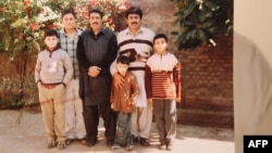 Một bức ảnh chụp vào ngày 19 tháng 4 năm 2016 cho thấy Jamil Afridi với em trai của ông, Shakil Afridi (thứ 3-bên trái), vị bác sĩ người Pakistan bị bỏ tù vì giúp CIA truy lùng Bin Laden, trong một cuộc phỏng vấn với AFP tại một địa điểm bí mật ở Pakistan.