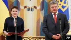 Ukrainalik harbiy ayol Nadejda Savchenko va mamlakat Prezidenti Petro Poroshenko