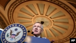 “Estos son importantes pasos iniciales en contra de la epidemia de violencia por armas que aqueja a nuestra nación, e incluyen reformas que cuentan con gran apoyo entre los estadounidenses", afirmó Harry Reid, líder demócrata en el Senado.