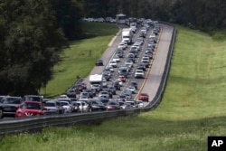 بسیاری از شهروندان فلوریدا را ترک کردند که موجب ترافیک سنگینی شد.