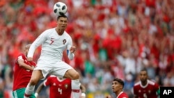 Mfungaji wa goli la Ureno Christiano Ronaldo akifanya mashambulizi langoni mwa Morocco, Jumatano, Juni 20, 2018. Ronaldo mpaka sasa amefunga magoli manne katika michuano hii ya Kombe la Dunia 2018.