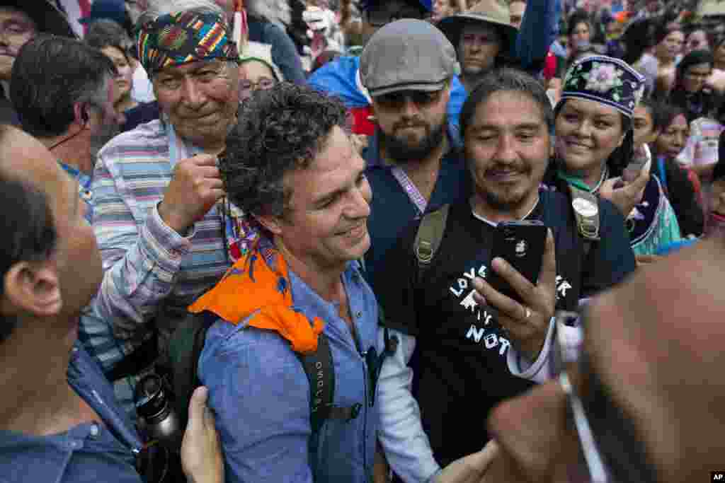 Actor and activist Mark Ruffalo, center left, and actor Leonardo DiCaprio, center right, join participants during the People's Climate March in New York, Sept. 21, 2014. 