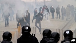 Para demonstran melemparkan batu ke arah polisi di ibukota Kosovo, Pristina, Selasa (27/1).