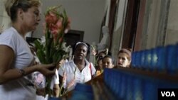 Berta Soler, esposa de Ángel Moya y miembro de las Damas Blancas de Cuba antes de comenzar la marcha semanal en La Habana.