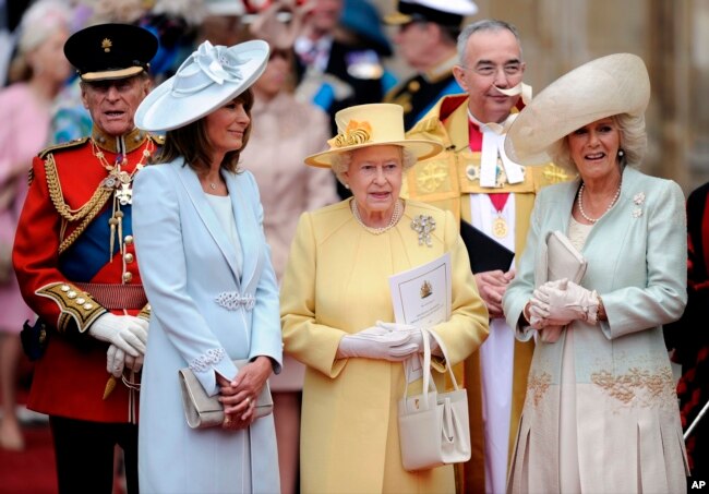 Ratu Elizabeth II (tengah) ketika menghadiri pernikahan Pangeran William dengan Kate Middleton (foto: dok).