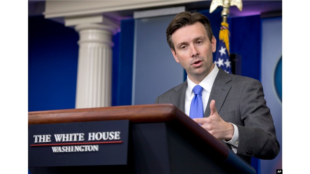 White House press secretary Josh Earnest speaks during the daily news briefing at the White House in Washington, Sept. 15, 2014.