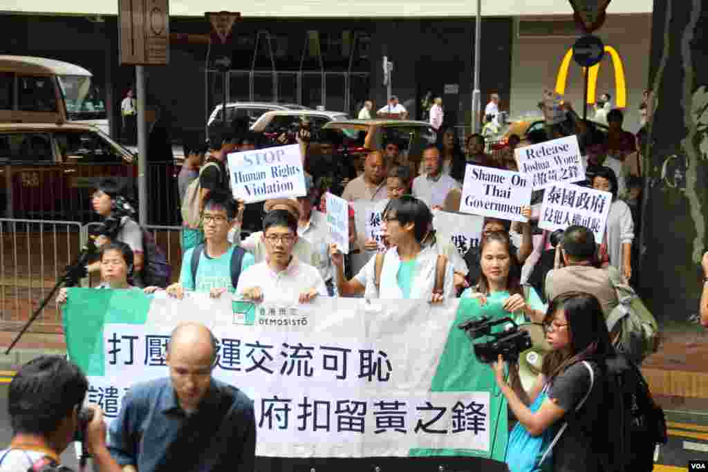 香港团体和政党游行到泰国领事馆抗议（美国之音海彦拍摄）