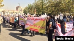 تجمع اعتراضی مالباختگان موسسات مالی و اعتباری مقابل مجلس ایران 