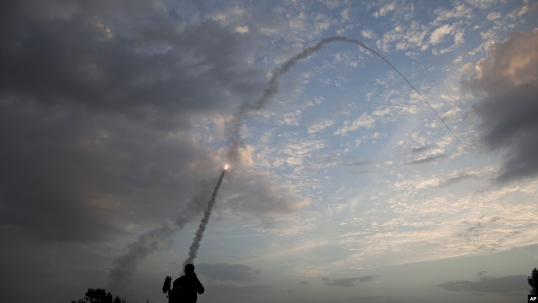 Pertahanan misil 'kubah besi' Israel berhasil mencegat roket Hamas yang diarahkan ke kota Tel Aviv, Sabtu (17/11).