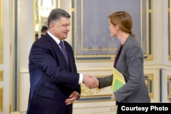 Ukrainian President Petro Poroshenko shakes hands with the U.N. Ambassador to the United Nations Samantha Power, during their meeting in Kyiv June 10, 2015. (Courtesy - President Poroshenko's personal Facebook page)