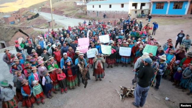 秘鲁当地居民2015年9月29日抗议拉斯邦巴斯铜矿。
