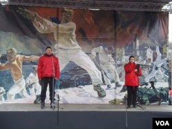 俄罗斯反美先锋库尔吉尼扬（左）。舞台背景是苏军二战中保卫克里米亚黑海舰队基地塞瓦斯托波尔。3月15日莫斯科支持普京集会(美国之音 白桦)