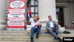 Poslanik i lider Dveri, Ivan Kostić i Boško Obraadović, štrajkuju glađu ispred Skupštine Srbije (izvor: Tviter profil Dveri)