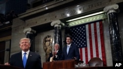 川普总统在美国国会大厦对国会联席会议发表第一次国情咨文演讲时暂时停顿（2018年1月30日）