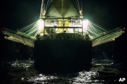 Sebuah kapal berbendera China sedang mencari cumi-cumi di malam hari di laut lepas pantai barat Amerika Selatan. (Foto: via AP)