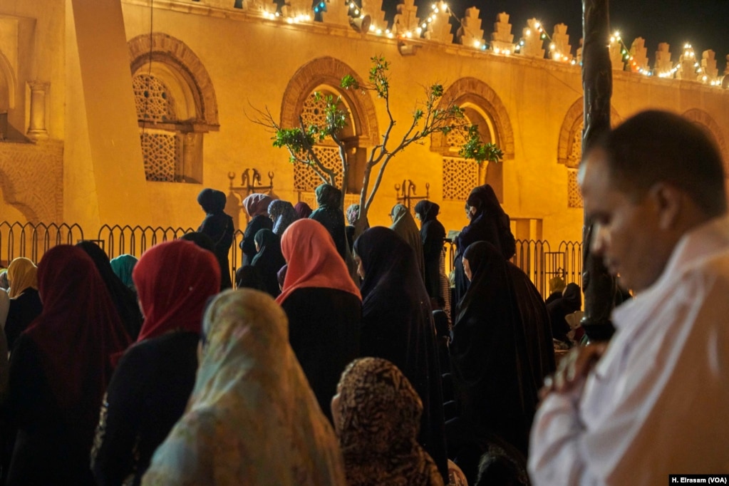 Muslim men and women stand in lines that stretch into the surrounding streets as the 13,200 square meter mosque filled completely, in old Cairo, Egypt, May 31, 2019. 