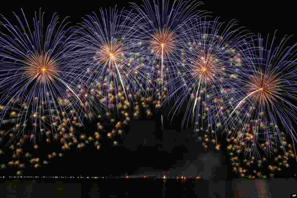 Fireworks from Yung Feng Fireworks Company in Taiwan light up the evening sky during the 9th Philippine International Pyromusical Competition at the seaside Mall of Asia in suburban Pasay city south of Manila, Philippines, March 17, 2018..