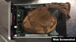 TSA phát hiện trăn trong khoan chứa ổ cứng máy tính tại sân bay Miami, Florida. Photo TSA