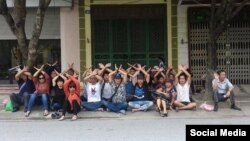 FILE - Some supporters of activist Tran Thi Nga in front of Ha Nam People's Court, July 25 2017. (Facebook Nguyen Thuy Hanh)