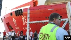 中国南极考察队的雪龙号破冰船准备离开澳大利亚的弗里曼特港 (2014年3月21日)