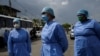 Trabajadores de salud esperan en la calle antes de comenzar un programa de extensión de salud puerta a puerta en medio del brote de la enfermedad por coronavirus, en Guayaquil, Ecuador, el 14 de abril de 2020.