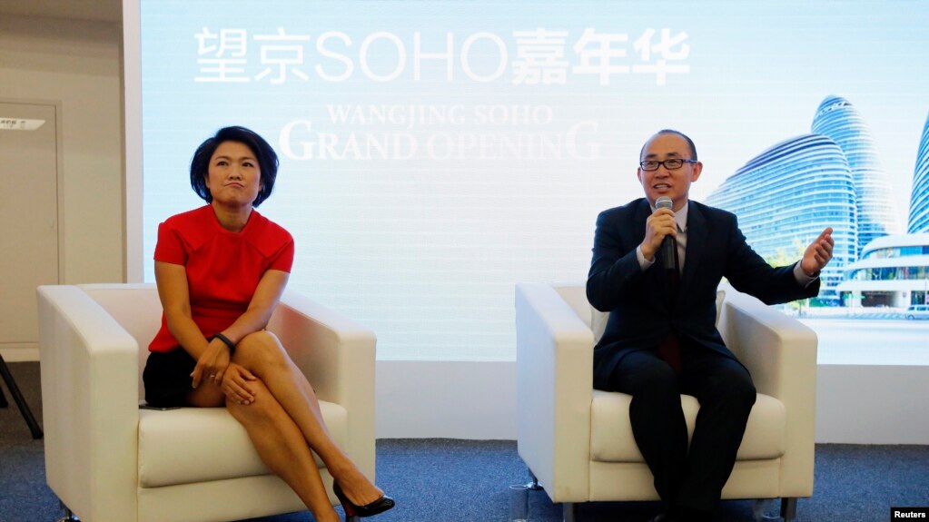 SOHO中国公司董事长潘石屹和首席执行官张欣在关于北京望京SOHO建筑群的记者会上（2014年9月20日）。(photo:VOA)