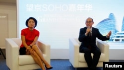 SOHO中国公司董事长潘石屹和首席执行官张欣在关于北京望京SOHO建筑群的记者会上（2014年9月20日）。