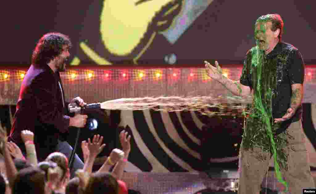 Actor Robin Williams (right) gets slimed by show host Jack Black at the 19th annual Nickelodeon&#39;s Kids&#39; Choice Awards at UCLA&#39;s Pauley Pavilion in Los Angeles, April 1, 2006.