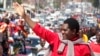 Le principal opposant zambien Hakainde Hichilema saluant ses partisans après son acquittement pour trahison suivi de sa libération le 16 aout, 2017à Lusaka. 