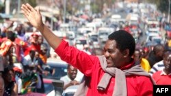 Le principal opposant zambien Hakainde Hichilema saluant ses partisans après son acquittement pour trahison suivi de sa libération le 16 aout, 2017à Lusaka. 