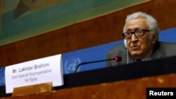 El mediador internacional en las conversaciones de paz sobre Siria, Lakhdar Brahimi, en rueda de prensa en Ginebra.