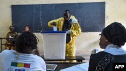 Un électeur accomplissant son devoir de citoyen dans un bureau de vote lors du second tour de l'élection présidentielle au Mali, à Bamako le 12 août 2018.