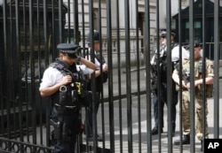 Policía armados continúan resguardando los principales sitios de la ciudad de Londres.