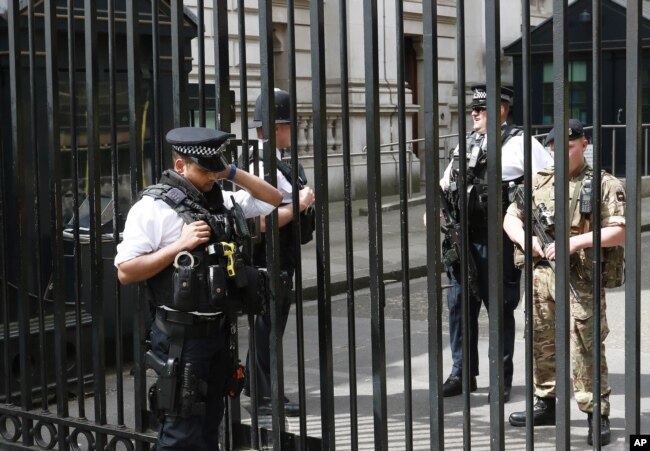 Policía armados continúan resguardando los principales sitios de la ciudad de Londres.
