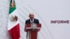 El presidente de México, Andrés Manuel López Obrador, habla en el Palacio Nacional de México, el domingo, 5 de abril de 2020.
