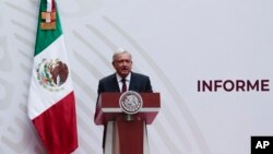 El presidente de México, Andrés Manuel López Obrador, habla en el Palacio Nacional de México, el domingo, 5 de abril de 2020.