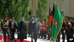 印度总理辛格(右)周四抵达喀布尔机场时与阿富汗总统卡尔扎伊一起检阅仪仗队