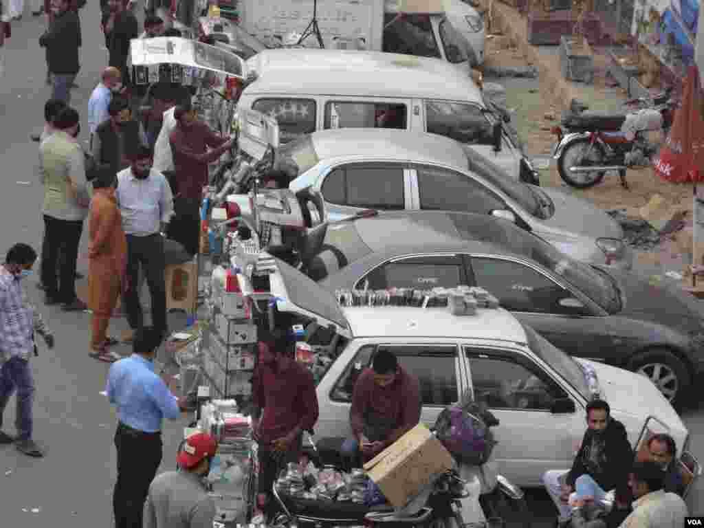 بعض دکان داروں نے حفیظ سینٹر کے باہر اپنی گاڑیوں میں ہی سامان رکھ کر خریدو فروخت شروع کر دی ہے۔ دکان داروں کا کہنا ہے کہ جو پہلے آ جاتا ہے وہ یہ 'ریموٹ دکان' قائم کرنے میں کامیاب ہو جاتا ہے۔ 